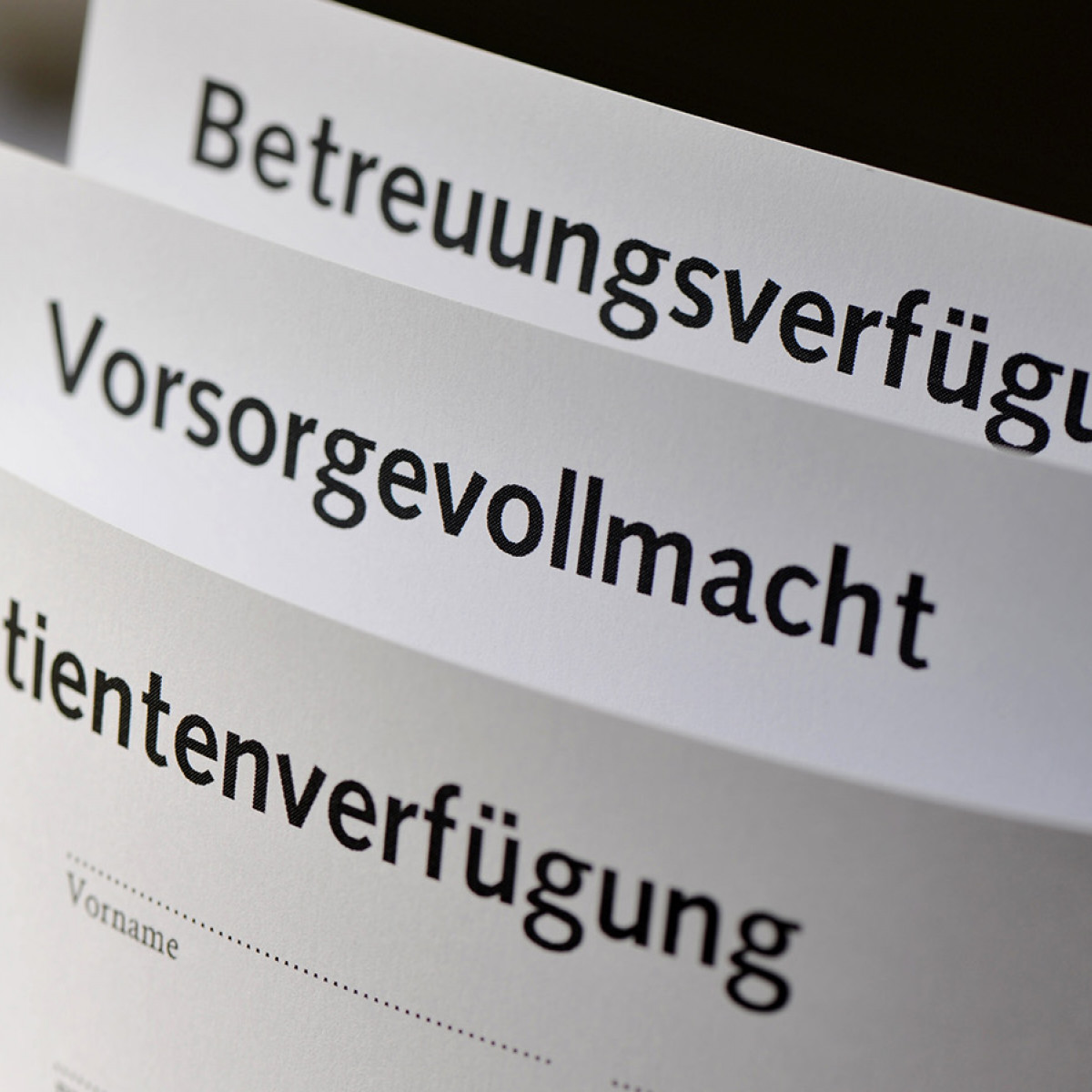 Dokumente zeigen die Aufschrifen Betreuungsverfügung, Vorsorgevollmacht und Patientenverfügung