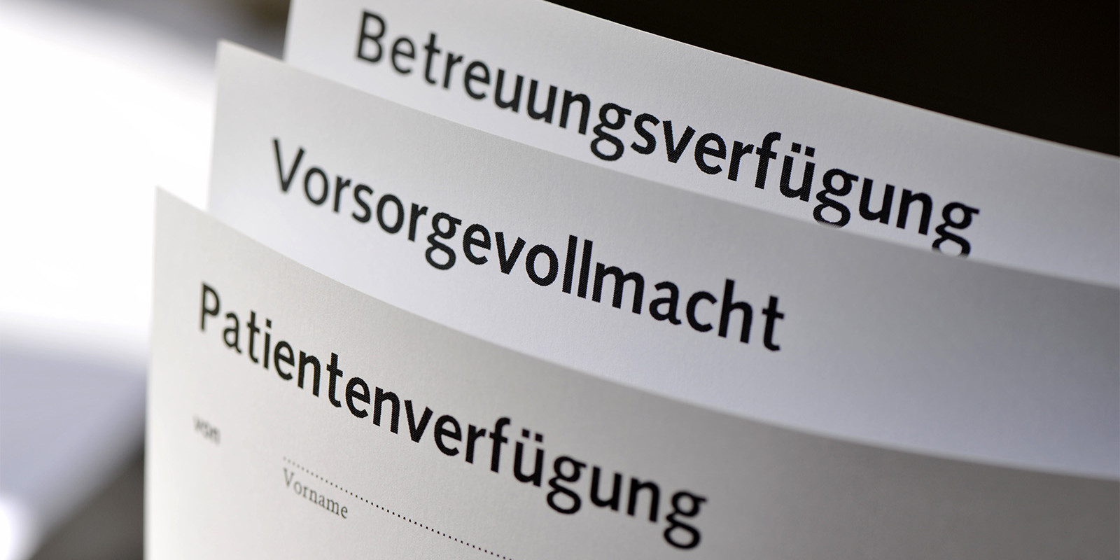 Dokumente zeigen die Aufschrifen Betreuungsverfügung, Vorsorgevollmacht und Patientenverfügung