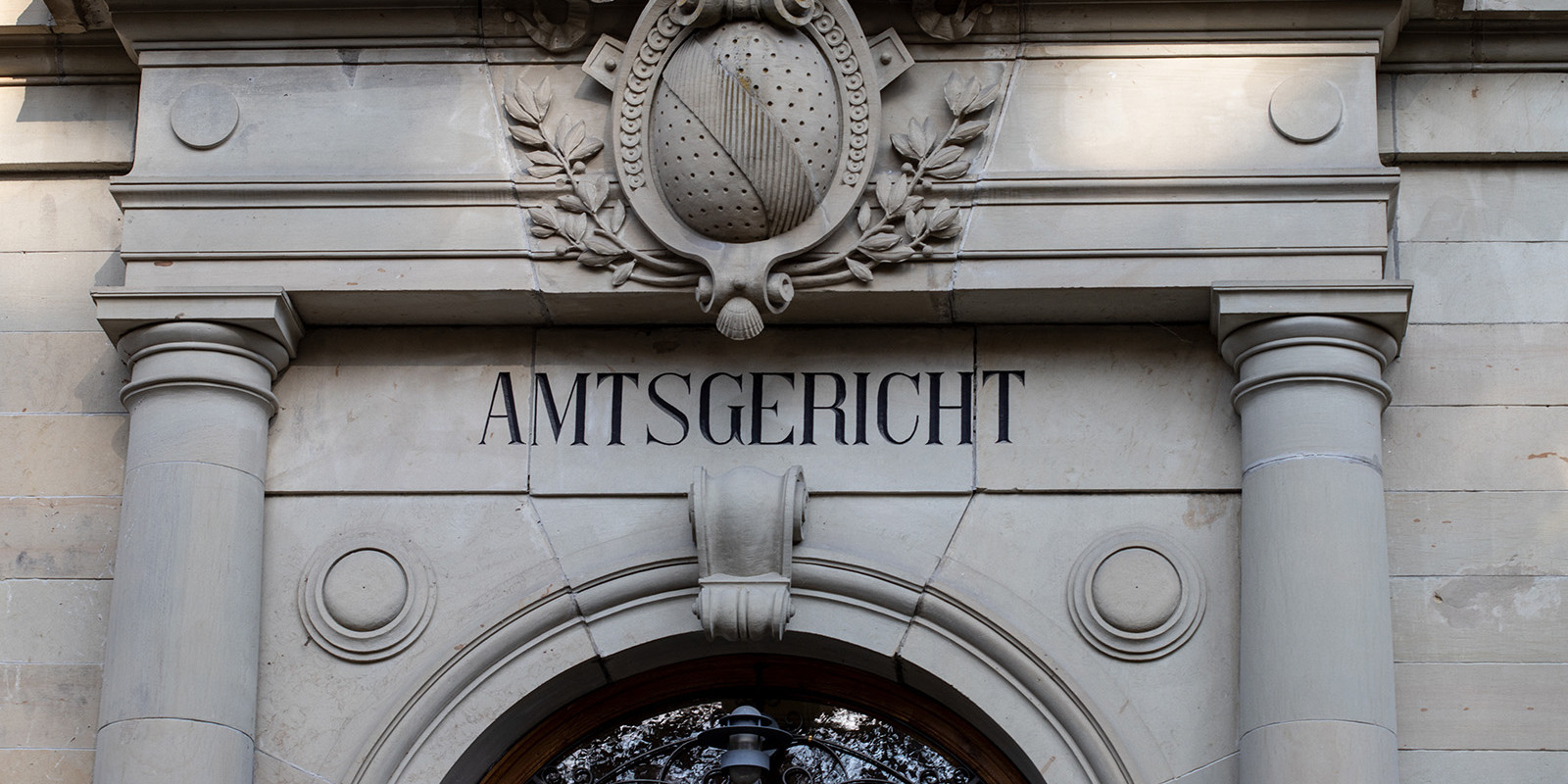In Metallbuchstaben steht das Wort Amtsgericht über einer Eingangstür zum Gerichtsgebäude