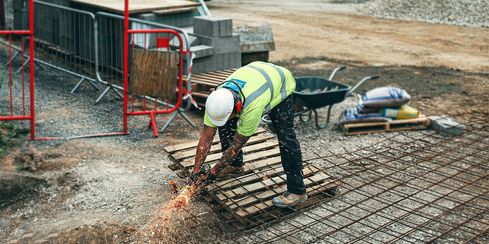 Ein Bauarbeiter schweißt auf einer Baustelle